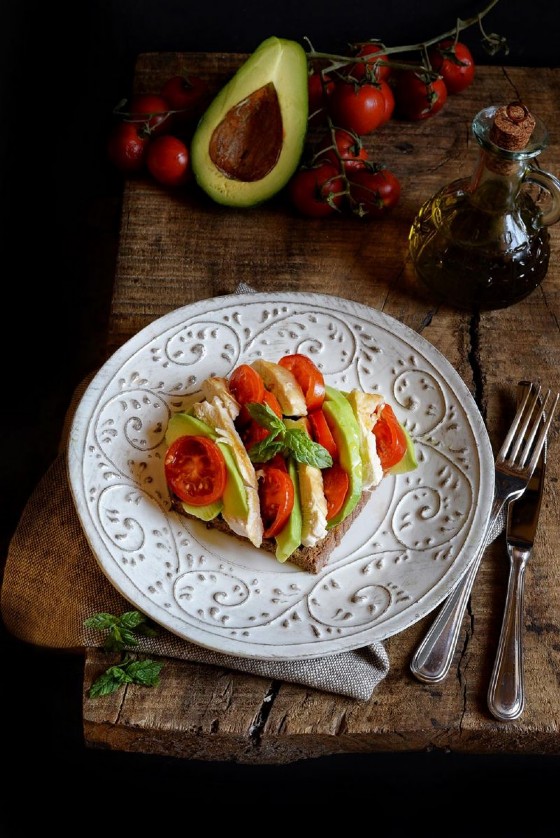 POLLO CON POMODORI E AVOCADO